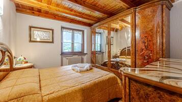 3 bedrooms, iron/ironing board, bed sheets