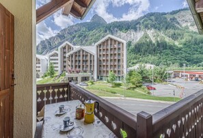 Outdoor dining - CASA BEATRICE - Wi-Fi, parking, and mountain views (Courmayeur)