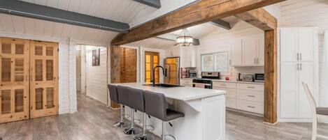 Réfrigérateur, un four, surface de cuisson