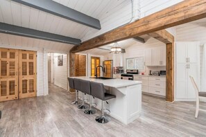 Fridge, oven, stovetop - Beautiful Home in Tottenham (Tottenham)