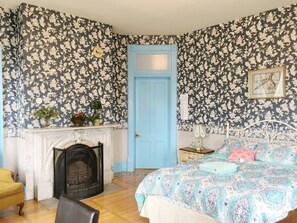 8 chambres, fer et planche à repasser, Wi-Fi, draps fournis