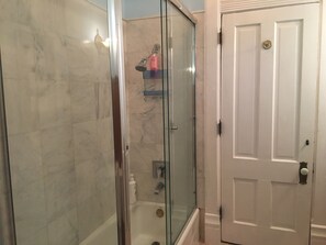 Douche, sèche-cheveux, serviettes fournies, savon