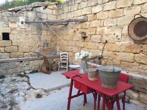 Terrace/patio - Renovated farmhouse nestled in the Sicilian countryside a few kilometers from the sea. (Custonaci)