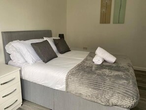 4 bedrooms, iron/ironing board, WiFi, bed sheets - 4 BRH for Large Group Birmingham (Birmingham)