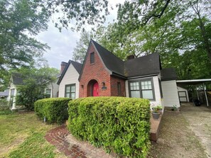 Exterior - Mid-Centry Storybook Home, Walkable from University of Memphis (Memphis)