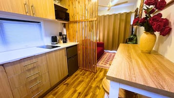 Frigobar, microondas, placa de cocina, cafetera/tetera