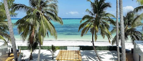 Sur la plage, sable blanc, chaise longue, parasol