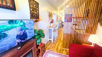 Villa panorámica, 1 cama de matrimonio, cocina, vistas a la playa | Zona de estar | Una televisión de pantalla plana, una chimenea, Netflix, Hulu