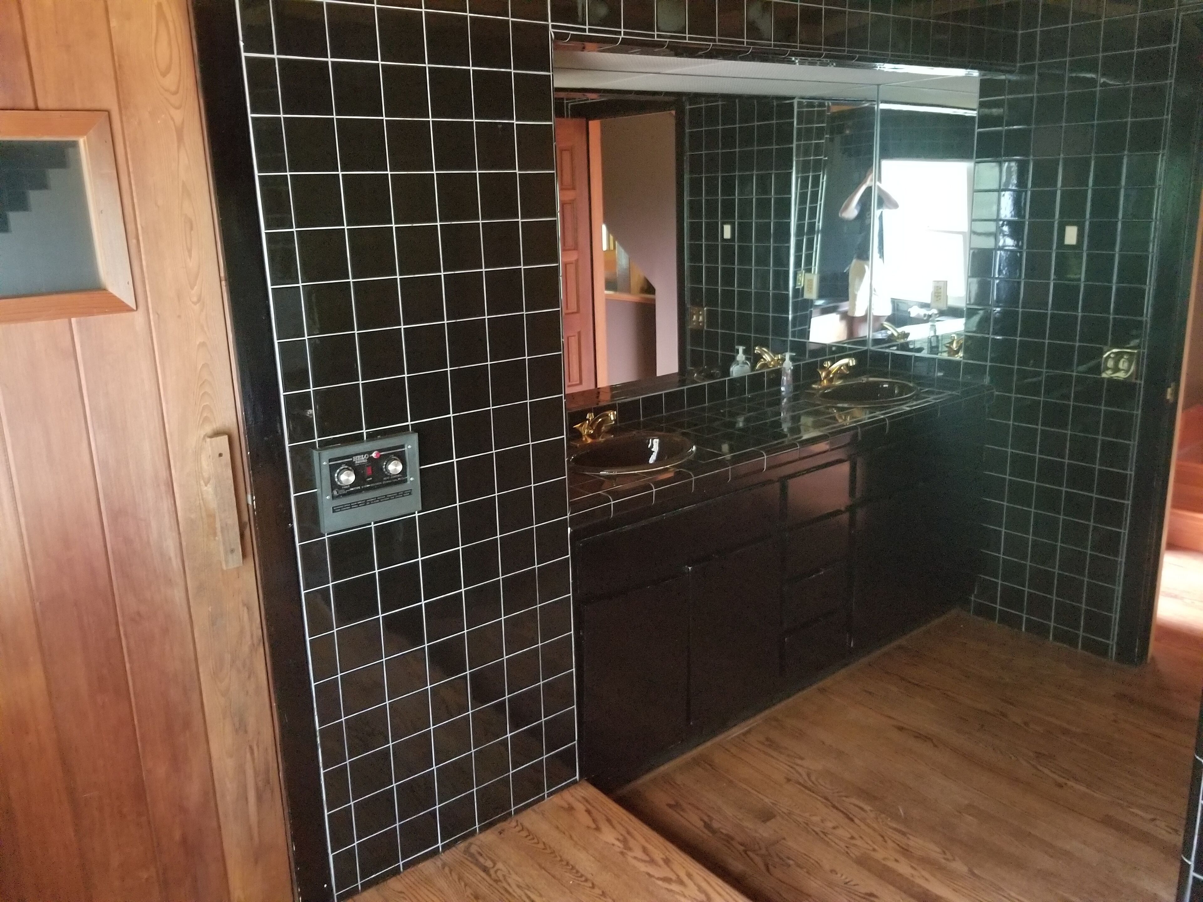 Doccia, vasca idromassaggio, asciugacapelli, asciugamani