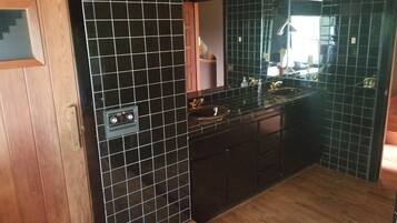 Doccia, vasca idromassaggio, asciugacapelli, asciugamani