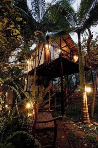 Enchanting Treehouse 5 Min Walk to Waterfall
