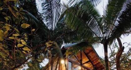 Enchanting Treehouse 5 Min Walk to Waterfall