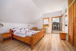 3 bedrooms, WiFi - Holiday apartment with pool and well-kept garden, air conditioning, safe (Balatonmáriafürdő)