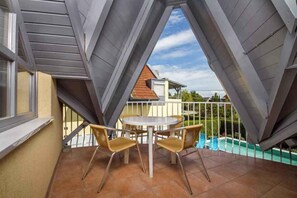 Outdoor dining - Holiday apartment with pool and well-kept garden, air conditioning, safe (Balatonmáriafürdő)