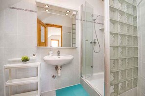 Bathroom - Holiday apartment with pool and well-kept garden, air conditioning, safe (Balatonmáriafürdő)