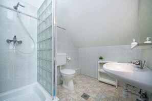 Bathroom - Holiday apartment with pool and well-kept garden, air conditioning, safe (Balatonmáriafürdő)