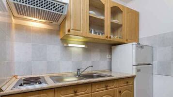 Fridge, stovetop, coffee/tea maker, toaster