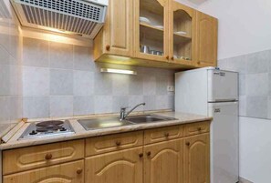 Fridge, stovetop, coffee/tea maker, toaster - Holiday apartment with pool and well-kept garden, air conditioning, safe (Balatonmáriafürdő)