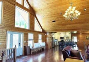 Una Smart TV, una chimenea, un futbolín, una mesa de tenis de mesa