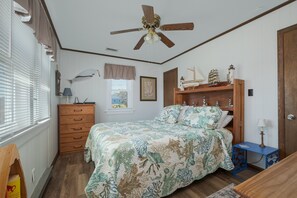 2 bedrooms, internet, bed sheets