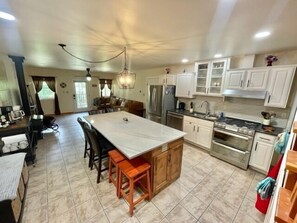 ثلاجة، ميكروويف، فرن، موقد طهي مسطح