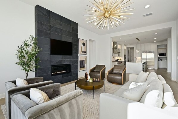 Smart TV, fireplace - Luxury Lakefront Travis -Heated Pool/Games/Theater (Jonestown)