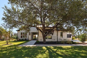 Exterior - Luxury Lakefront Travis -Heated Pool/Games/Theater (Jonestown)