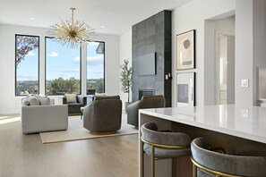 Smart-TV, Kamin, Tischfußball, Bücher