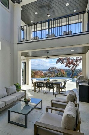 Outdoor dining - Luxury Lakefront Travis -Heated Pool/Games/Theater (Jonestown)