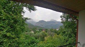 A balcony with a view of lush greenery and mountains. - Pasa Restaurant & Pansiyon (Kemer)