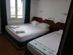 Chambre, vue piscine | Literie hypoallergénique, chambres insonorisées, Wi-Fi gratuit