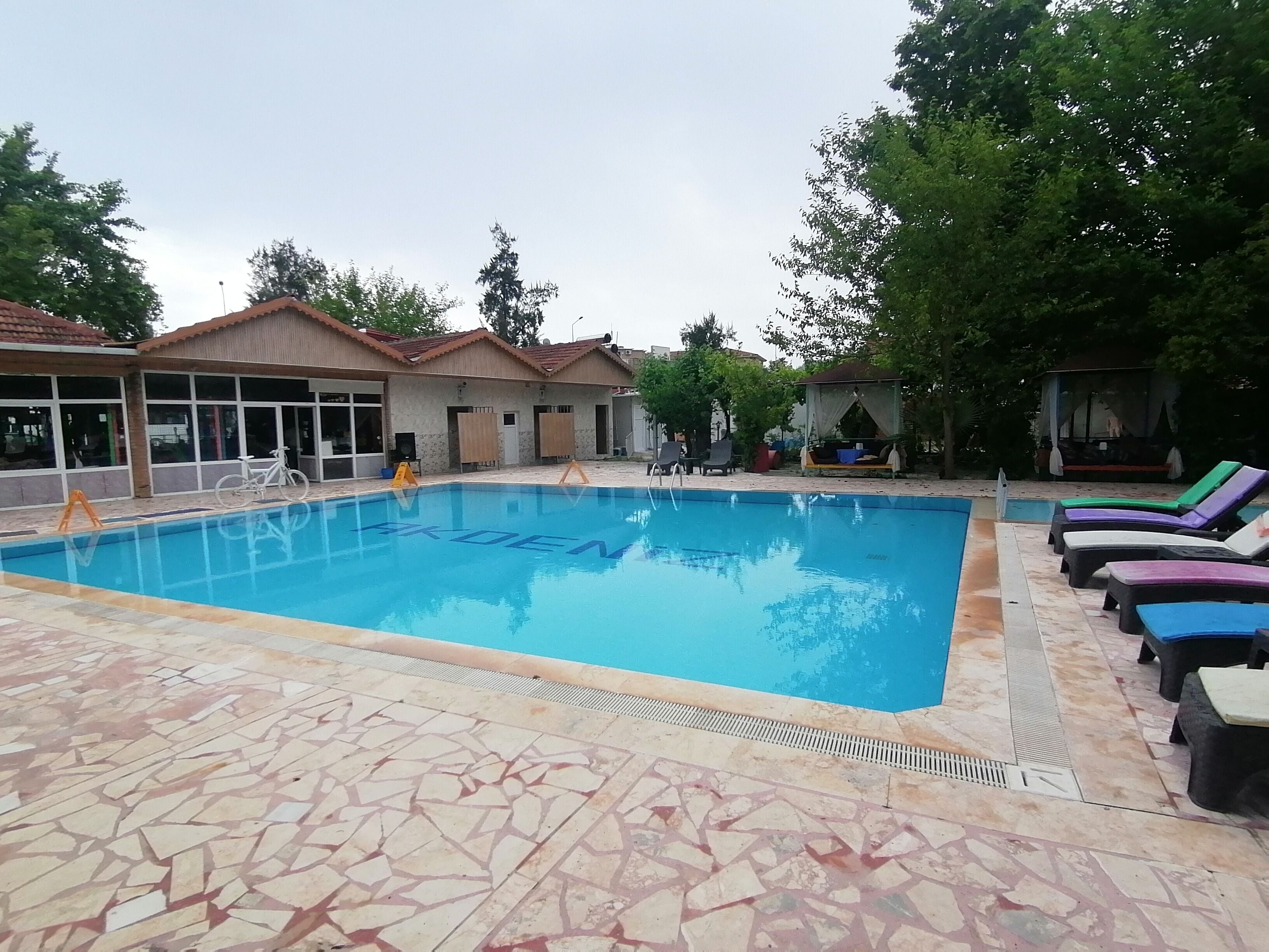 Piscina externa, espreguiçadeiras
