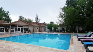 Piscina externa, espreguiçadeiras