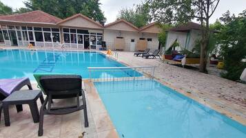 Piscina all'aperto, lettini