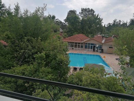 Basic Room, Pool View | Hypo-allergenic bedding, soundproofing, free WiFi