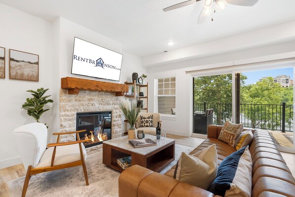 Smart TV, fireplace