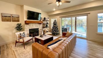 Smart TV, fireplace