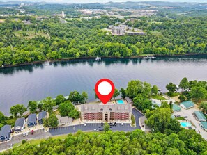 Exterior - Lake Taneycomo Views-Fishing Dock-Near Branson Landing-Free Attraction Tickets (Branson)