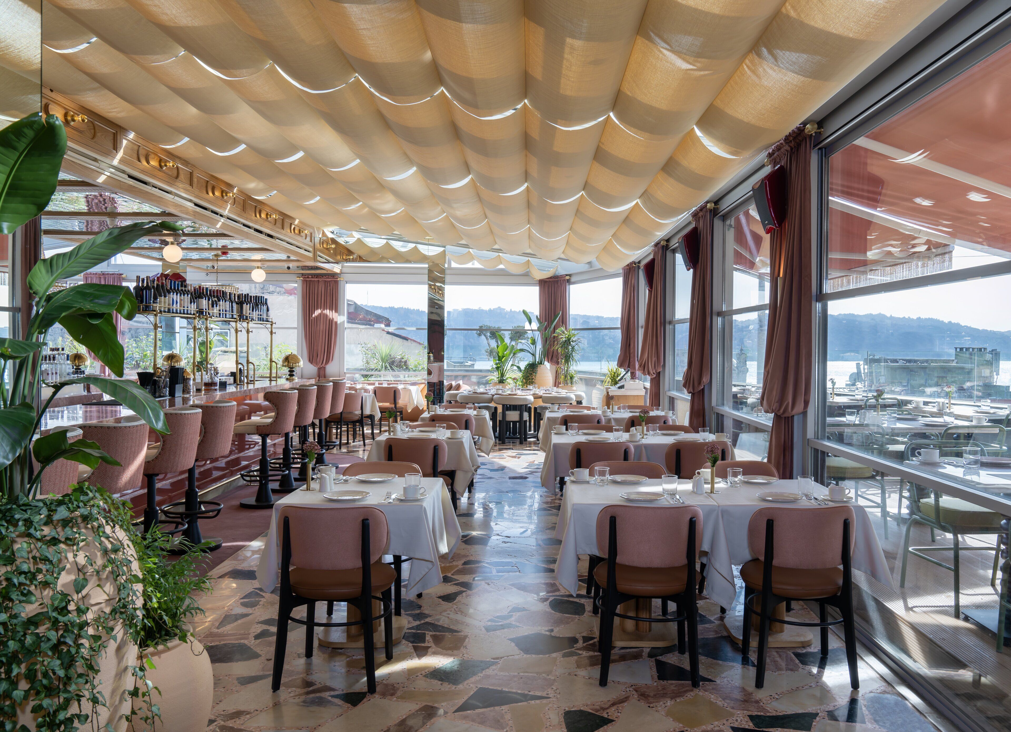 Sarapan prasmanan setiap hari (EUR 25 per orang)