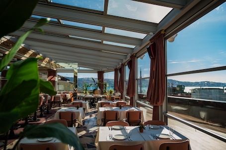 Crowne Plaza Istanbul Ortakoy Bosphorus, an IHG Hotel - Image 10