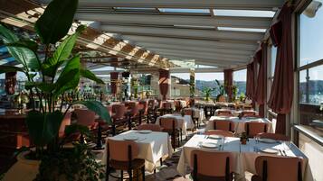 Desayuno buffet diario (EUR 30 por persona)