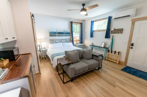 OPEN!! Walkable West Asheville Studio Apt with King Bed
