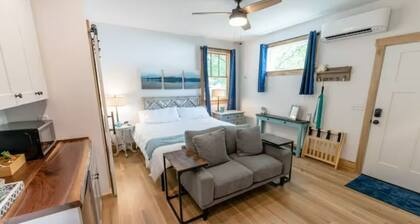 OPEN!! Walkable West Asheville Studio Apt with King Bed