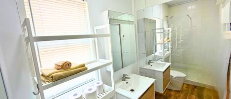 Dusch, hårtork, bidé och handdukar