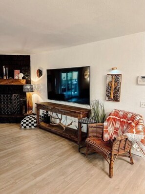 TV, fireplace