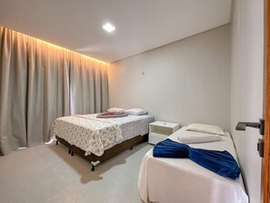 5 bedrooms, iron/ironing board, WiFi, bed sheets