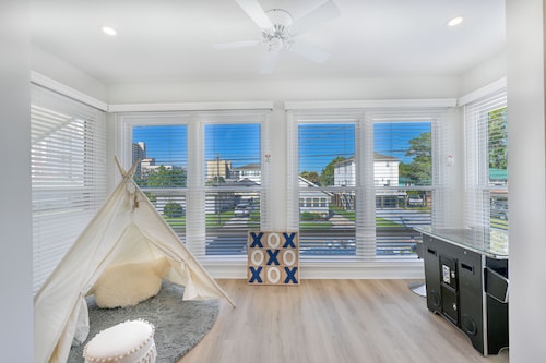 Private Home - 1 Block to ocean- Private Fenced in Yard - Pet Friendly