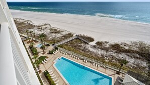 Un hotel frente a la playa con piscina, acceso directo a la playa y vistas al océano.