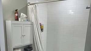 Un baño con inodoro, lavabo y bañera.