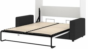 Una cama con estructura y cabecera negros, colchón de listones de madera y cabecera blanca.